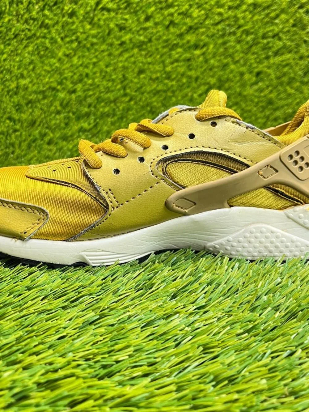 Nike Air Huarache Run Bronzine Womens Size 6 Gold White‎ Running Shoes Sneakers